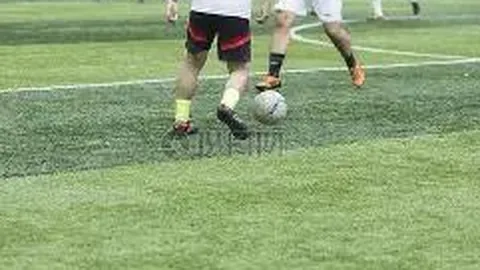 球星鲁尼节目中坦露左耳失聪困境，原因成谜引关注！